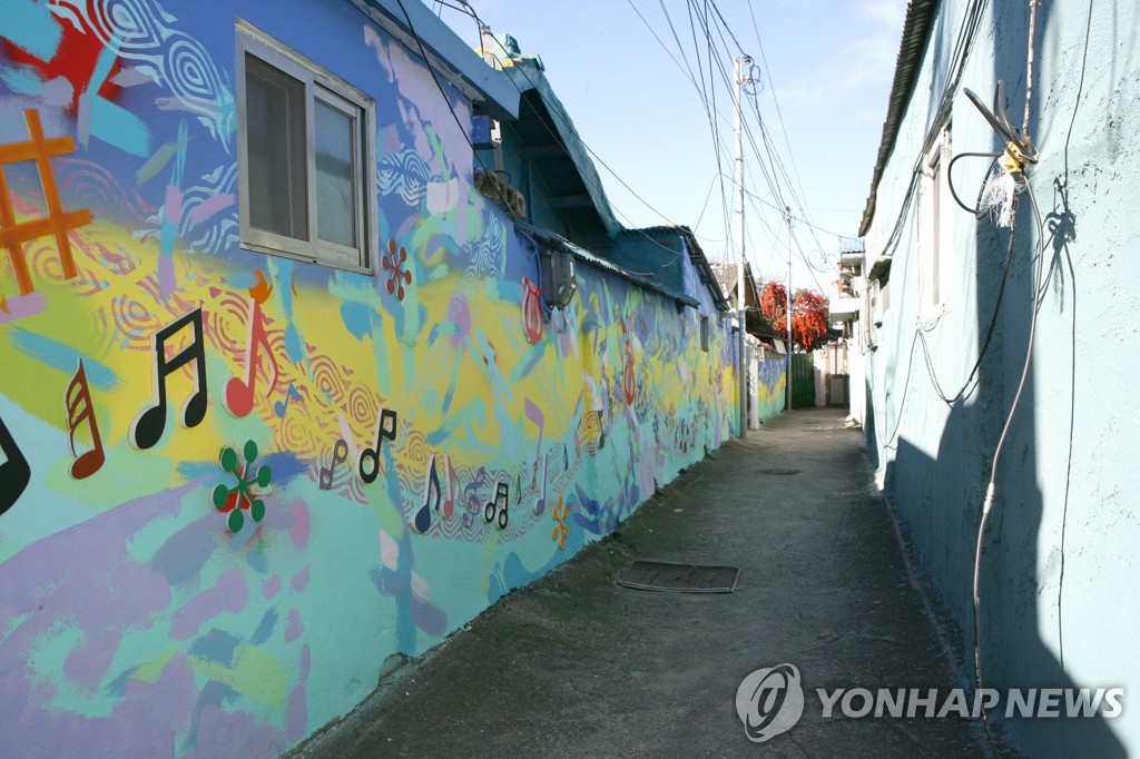 울산 신화마을 담장에 조성된 벽화 풍경입니다.