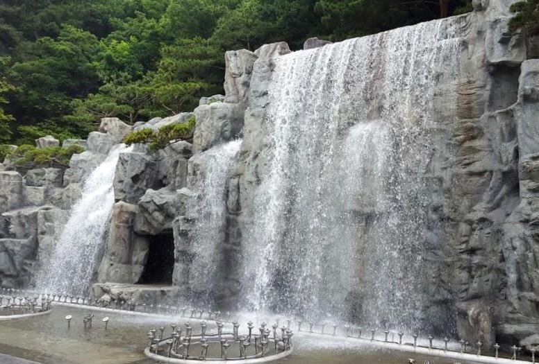 태화강 동굴피아 바깥에 조성된 인공폭포 모습입니다.