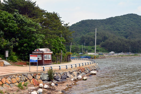 해양드라마세트장의 해안 쪽 촬영 건물과 선박입니다.