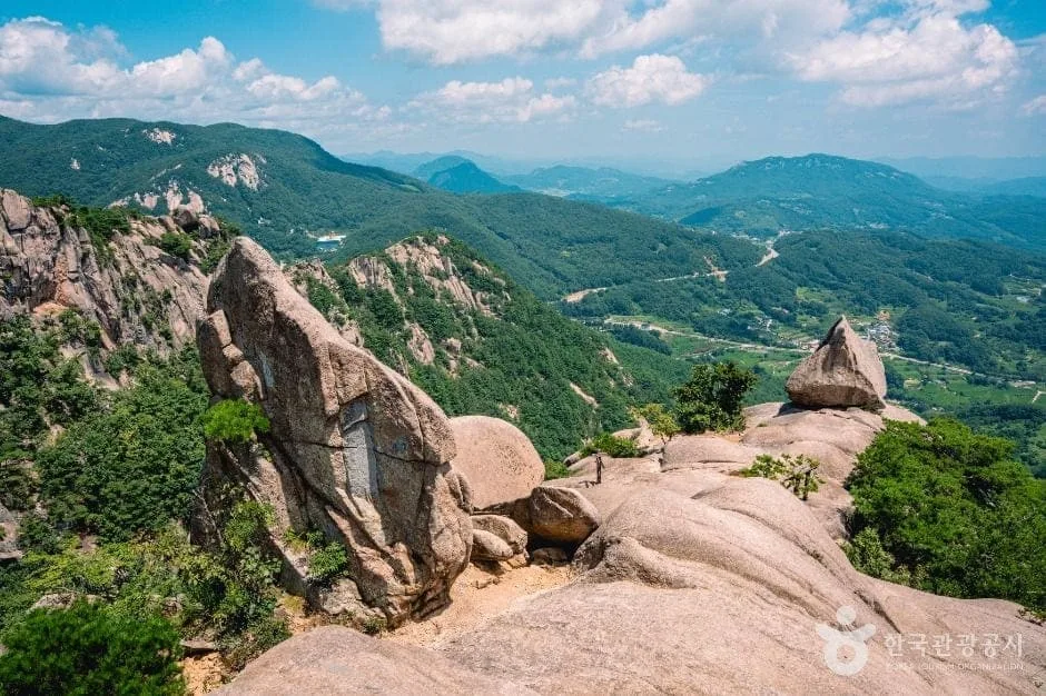 황매산 모산재의 바위 능선 모습입니다.