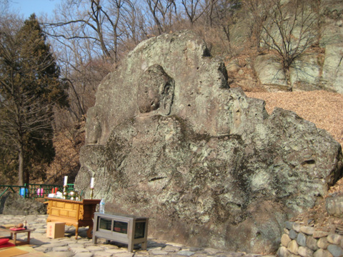 마애불 주변 산비탈과 암벽 지형을 보여 주는 현장 전경입니다.