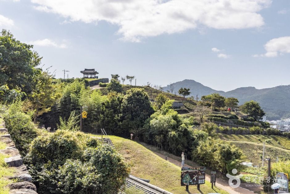 How to Read Tongyeong Port from Seopirang’s 99 Steps and Seoporu Pavilion