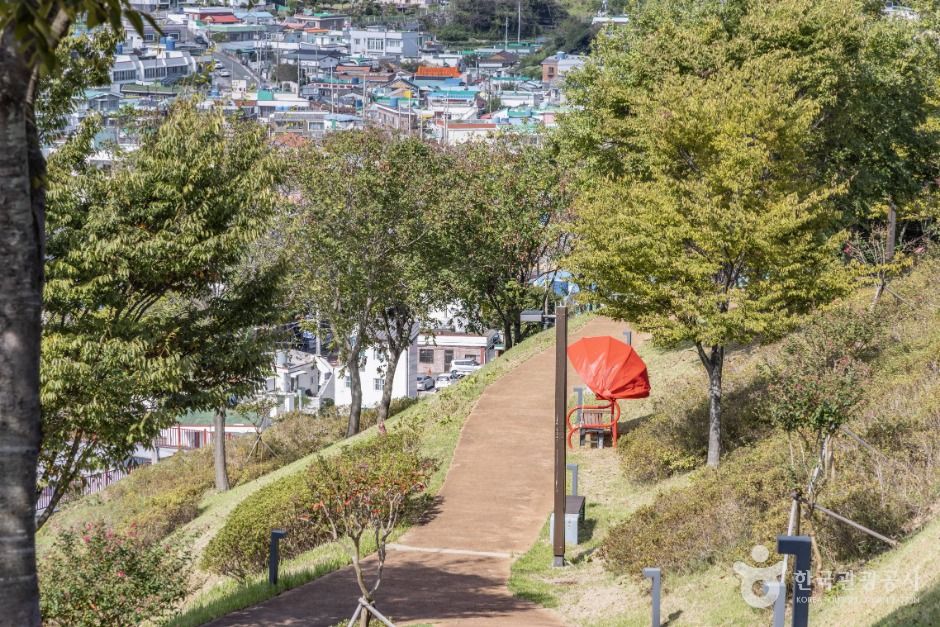 서포루에서 바라본 통영항과 주변 언덕입니다.
