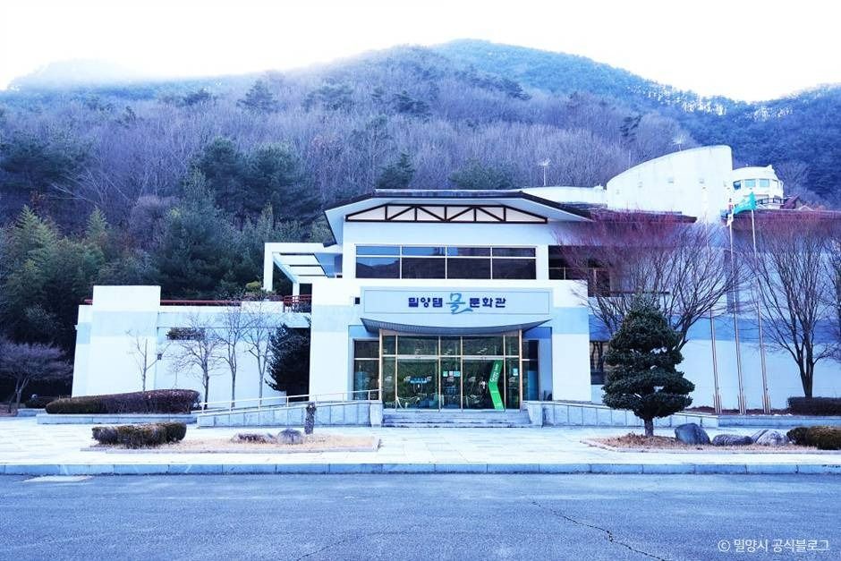 밀양댐 생태공원 입구와 주차 공간 주변을 담은 사진입니다.