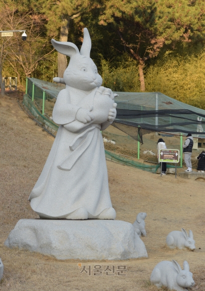 비토국민여가캠핑장에 세워진 토끼 조형물입니다.