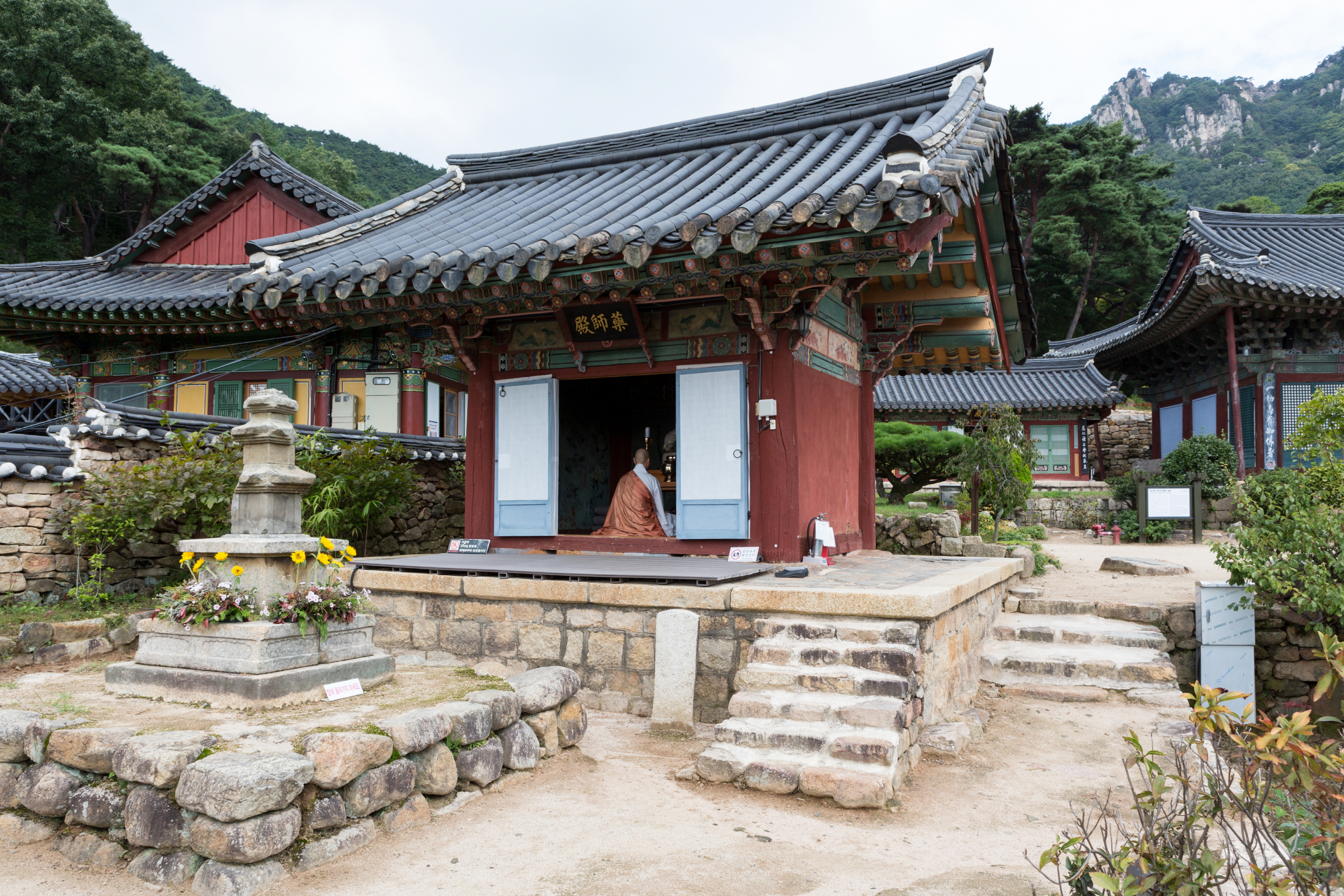 옥천 코스에서 연계할 수 있는 관룡사 약사전 전경입니다.