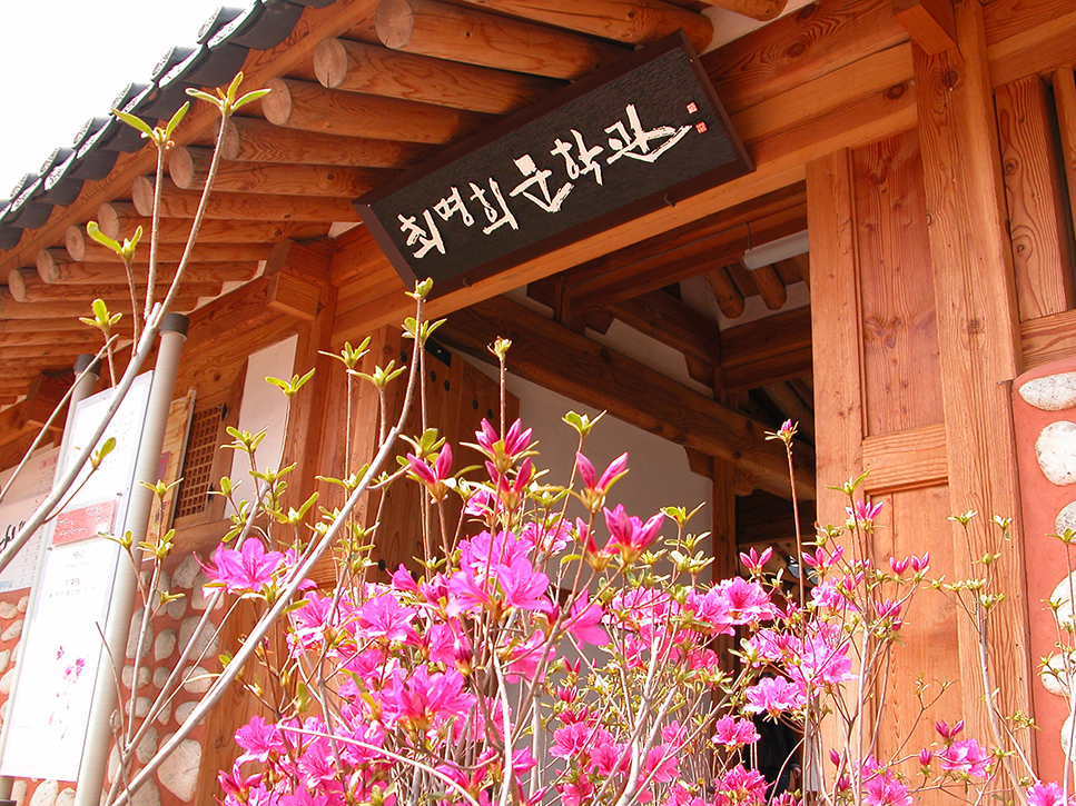 최명희문학관의 전시와 건축 공간을 보여주는 사진입니다.