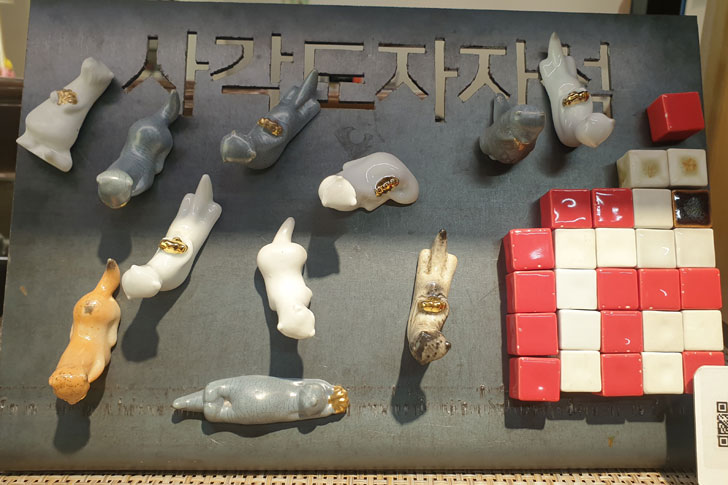 전주공예품전시관 내부 전시 공간을 담은 사진입니다.