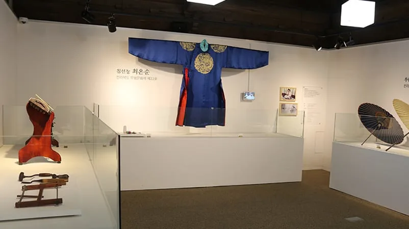 전주공예품전시관과 전주한옥마을을 함께 둘러볼 수 있는 풍경입니다.