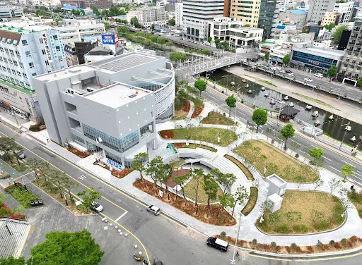 광주미디어아트플랫폼 건물의 외관과 주변 모습을 담은 사진입니다.