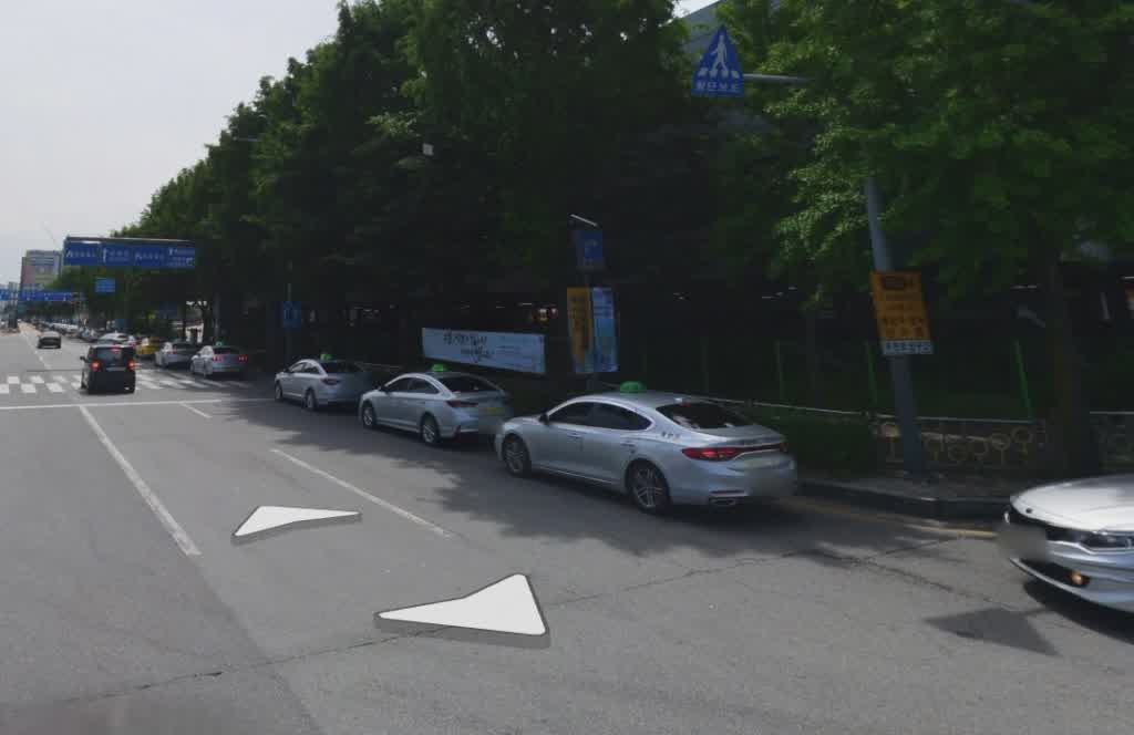 유스퀘어 문화공간의 실내 전시·휴식 구역을 보여주는 사진입니다.