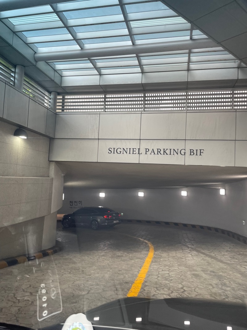 부산엑스더스카이 1층의 유모차와 휠체어 보관 공간으로 소개된 장소입니다.