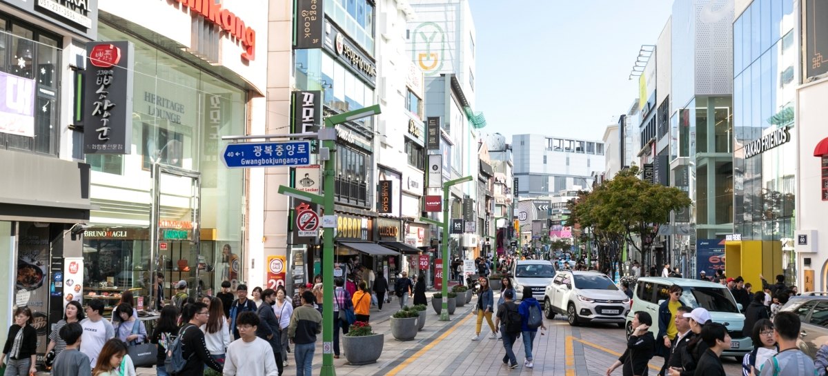 광복로 패션거리의 상점 간판과 보행자 공간을 담은 모습입니다.