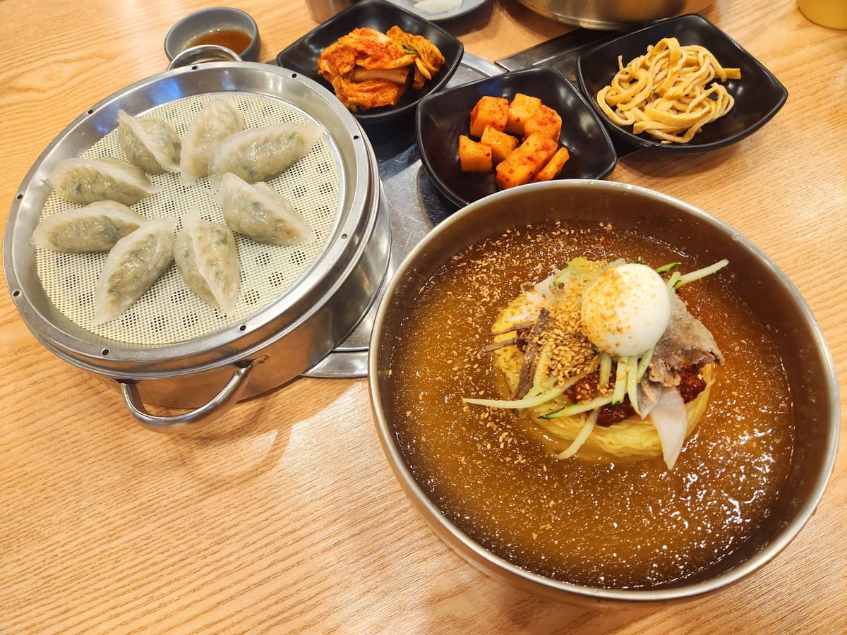 부산의 대표 면 음식인 밀면을 담은 사진입니다.