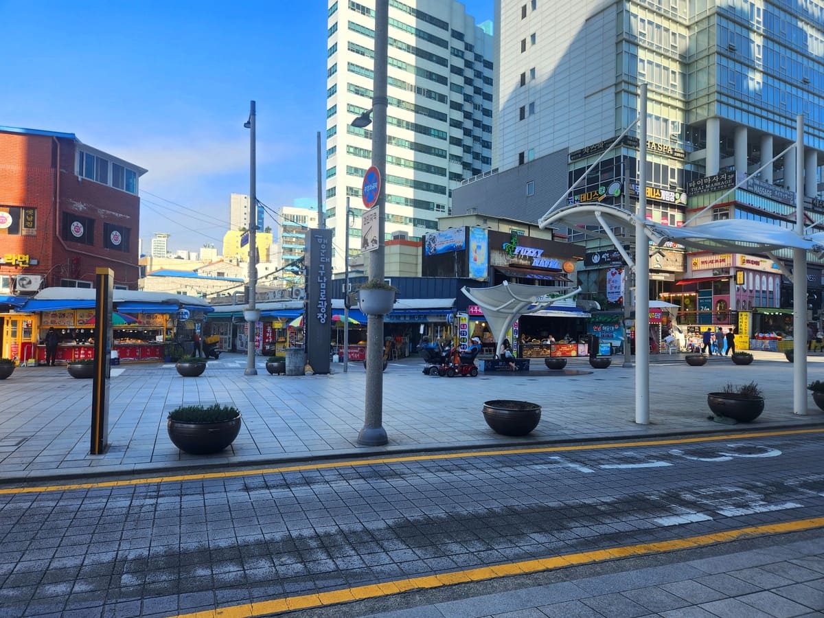 해운대시장과 함께 둘러볼 수 있는 구남로 문화광장 사진입니다.