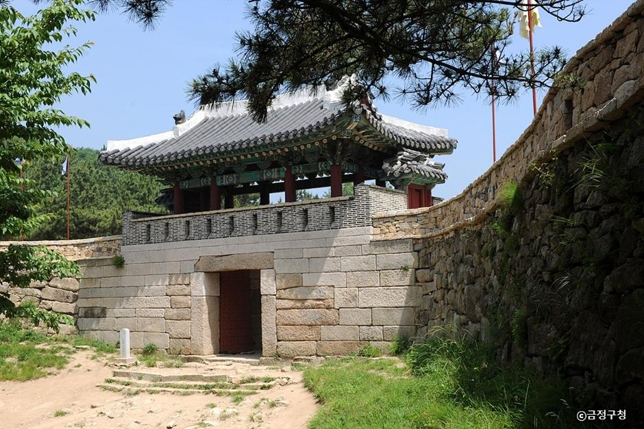 금정산성의 성벽과 산악 지형을 보여 주는 현장 사진입니다.