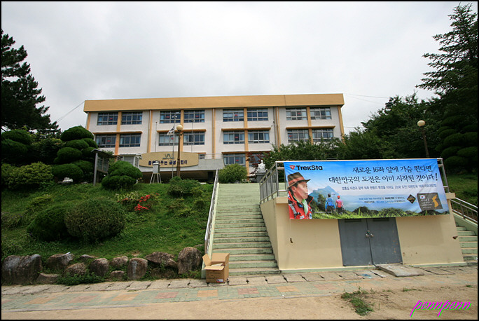 금정산성으로 오르는 등산로와 주변 바위를 보여 주는 사진입니다.