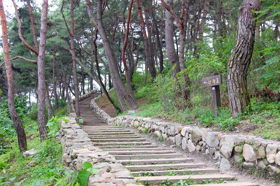 괴산호 절벽과 옛길이 만나는 산막이옛길