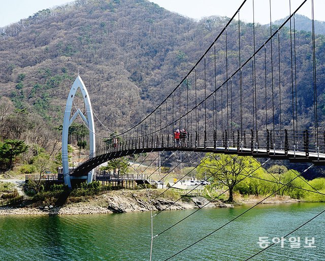 괴산호 위에서 산막이옛길과 양반길을 잇는 연하협구름다리입니다.