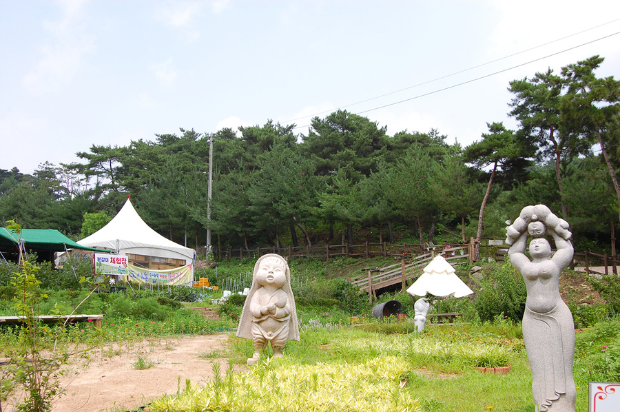 산막이옛길 주차장과 산책로 입구 주변의 모습입니다.