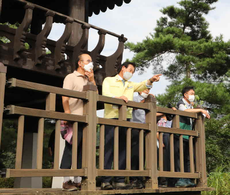 추소리 마을광장에서 부소담악 전망데크로 이어지는 길입니다.