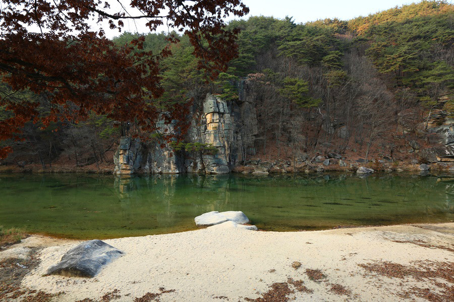 화양구곡 탐방객이 이용하는 계곡 주변 공간입니다.