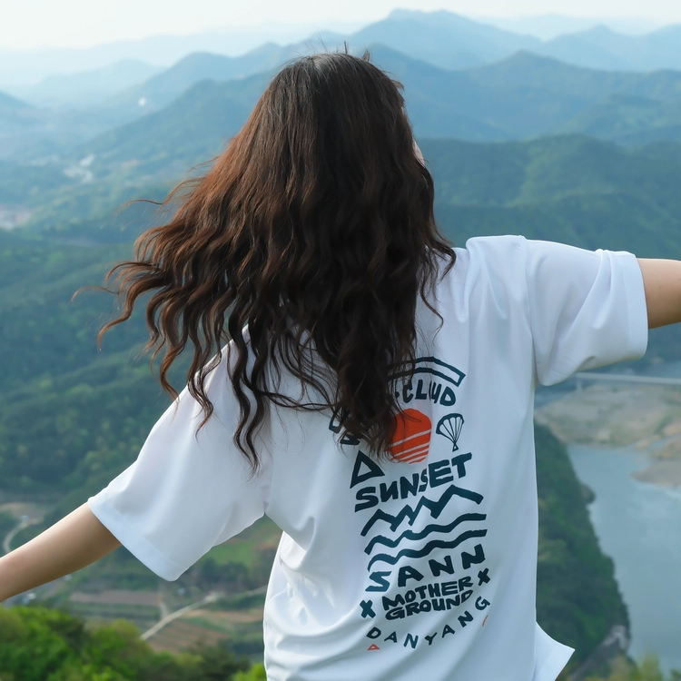 카페산의 공식 공간과 상품을 보여주는 사진입니다.