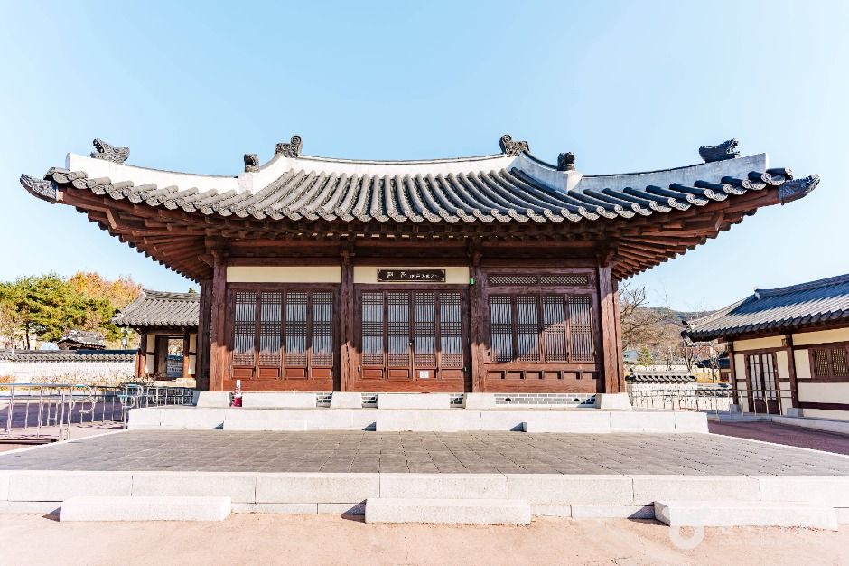 초정행궁 관광 공간의 전통 건축을 가까이 보여 주는 사진입니다.
