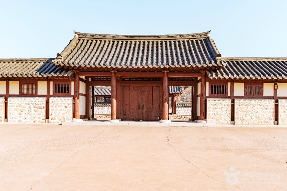 초정행궁의 전통 한옥 배치와 마당을 살펴볼 수 있는 사진입니다.