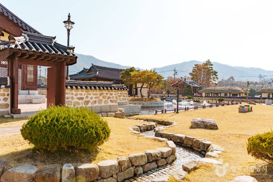 초정행궁 한옥 숙박 공간의 고즈넉한 분위기를 담은 사진입니다.