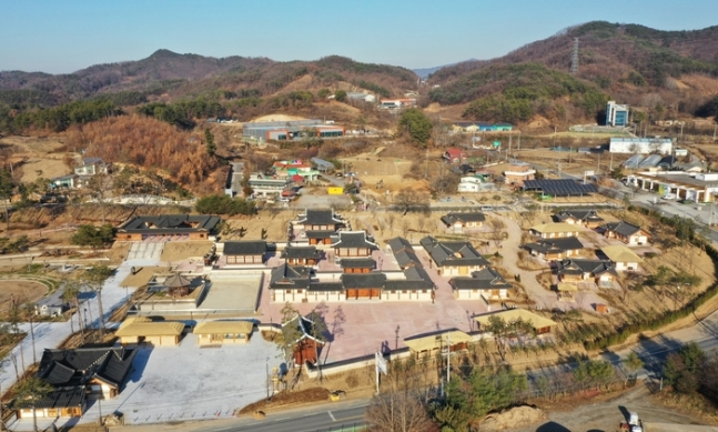 초정행궁의 넓은 전경과 전통 건축을 함께 보여 주는 사진입니다.