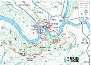 월류봉과 초강천 주변의 산세를 보여 주는 풍경 사진입니다.