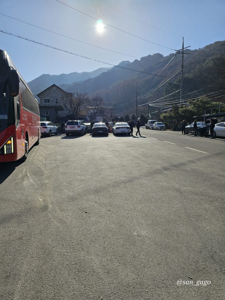 어의곡코스의 산행로와 계단을 보여주는 현장 사진입니다.