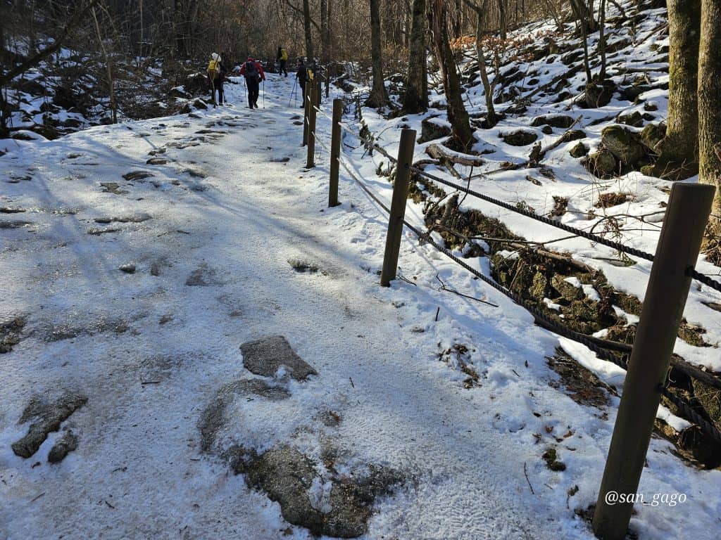 어의곡코스 초입 주변의 주차와 이동 공간을 보여주는 사진입니다.