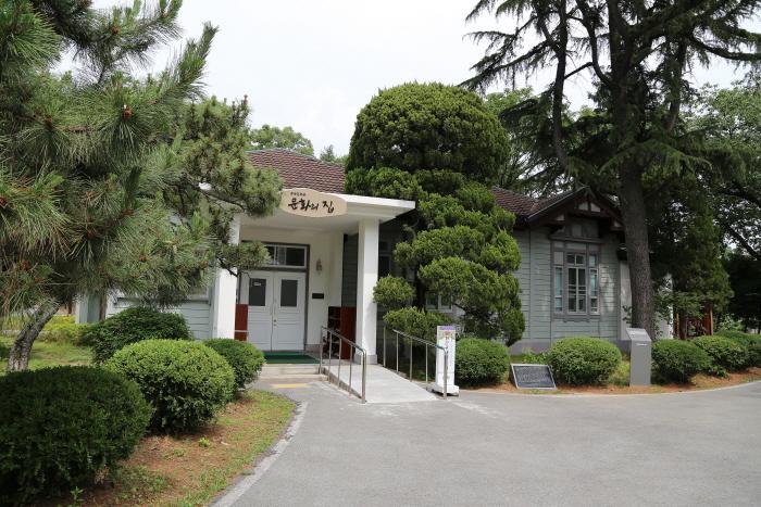 충북문화관 주변의 옛 관사와 정원을 보여주는 이미지입니다.