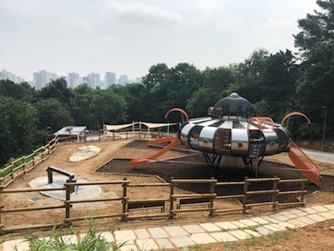 고운뜰공원 모두의 놀이터에 조성된 UFO 공간입니다.