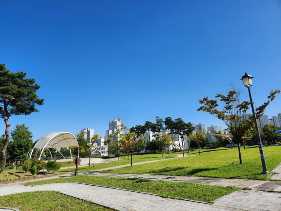 고운뜰공원 주변의 보행로와 휴식 공간을 보여주는 사진입니다.