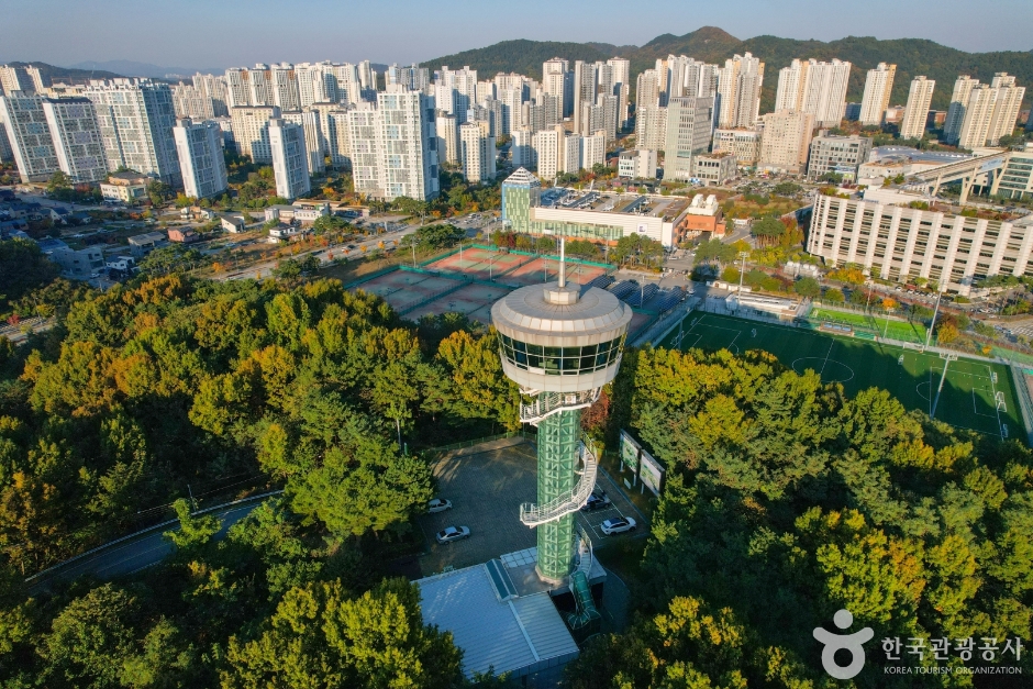 밀마루전망대에서 세종 신도심을 바라보는 조망 공간입니다.