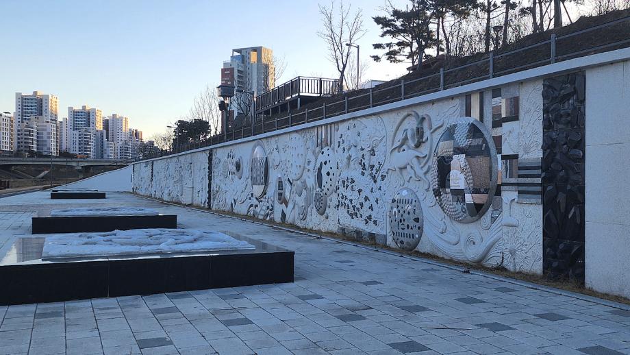 삼성천 주변 산책로에서 바라본 저녁 수변 풍경입니다.