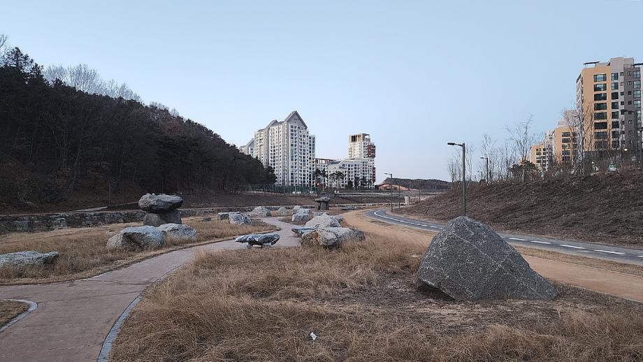 삼성천 고인돌광장과 야외 안내 요소를 담은 모습입니다.