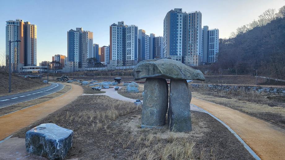 삼성천 수변에서 물새와 하천 습지를 살펴볼 수 있는 장면입니다.