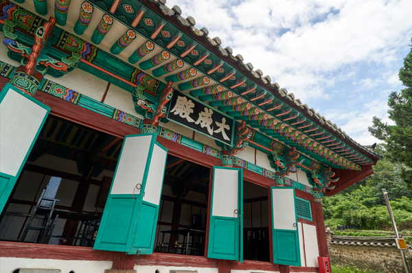 연기향교의 제향 공간인 대성전 모습입니다.