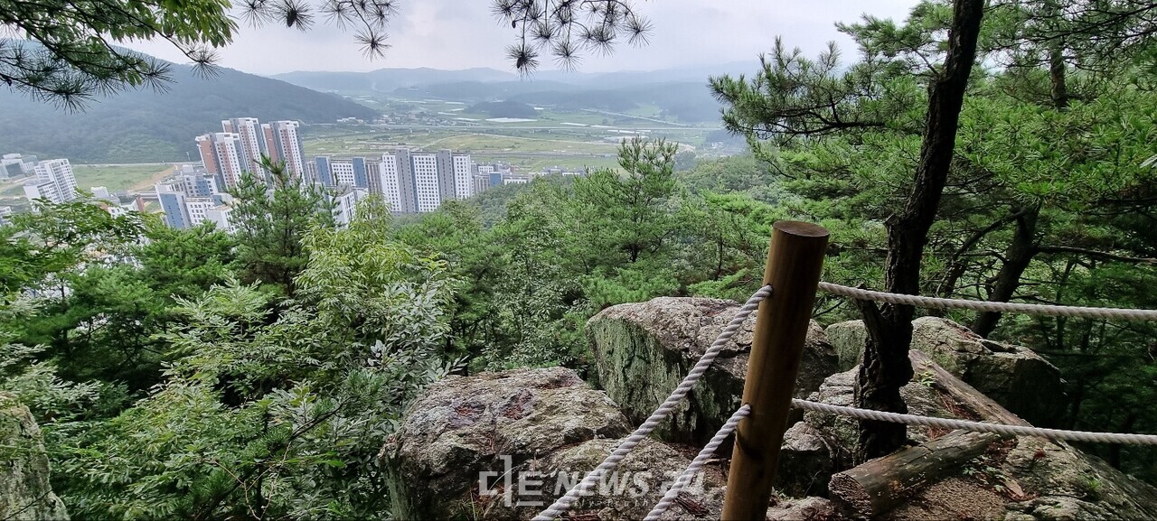 괴화산 정상 직전의 돌바위 조망대 집현바위입니다.
