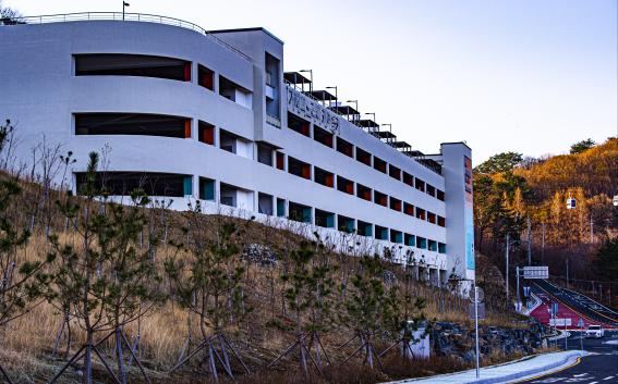 거제 파노라마 케이블카의 상부 전망 시설과 주변 산세를 담은 사진입니다.