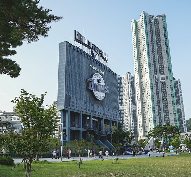 창원NC파크 내부 관람석과 콘코스를 보여주는 모습입니다.