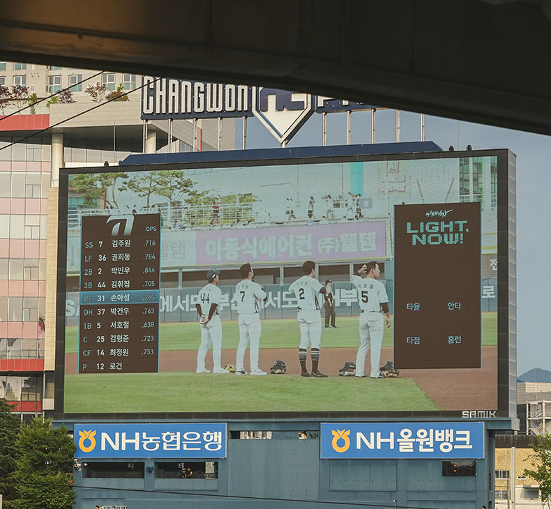 창원NC파크의 관람 동선과 경기장 시설을 담은 사진입니다.