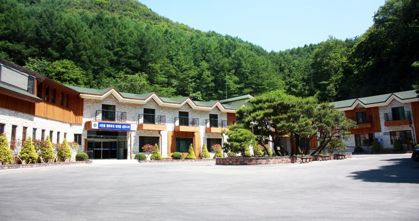 만인산푸른학습원과 자연학습 시설을 보여 주는 이미지입니다.