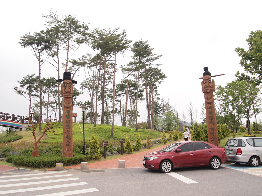 유림공원 산책로와 녹지 공간을 보여 주는 사진입니다.