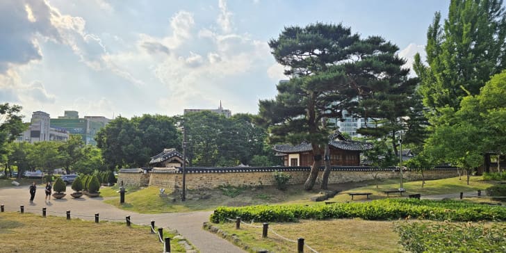 송준길의 별당과 세 연못이 이어지는 동춘당공원