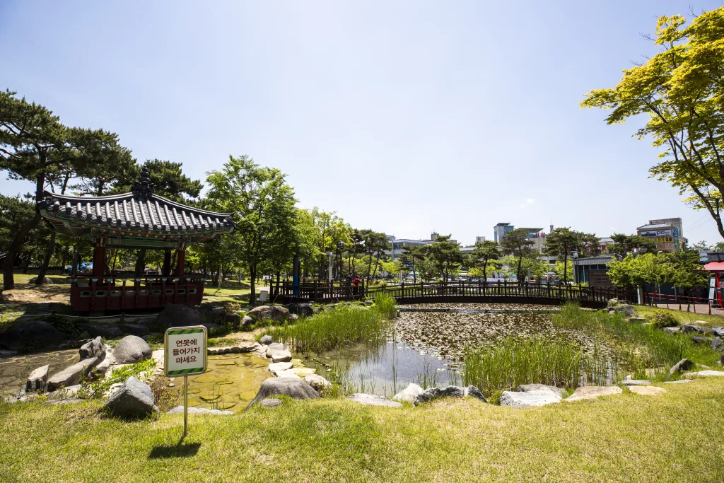동춘당의 마루와 전통 건축 세부를 살펴볼 수 있는 장면입니다.
